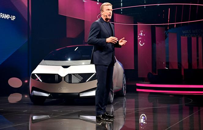 Le président du groupe BMW, Olivier Zipse, présente le concept-car Vision Circular, à Munich (sud de l’Allemagne), le 6 septembre 2021.