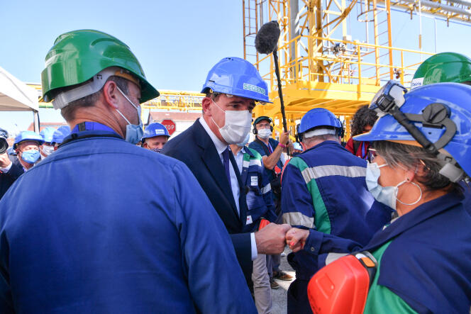 Le premier ministre, Jean Castex, en visite dans l’usine Seqens, à Roussillon (Isère), le 6 septembre 2021.
