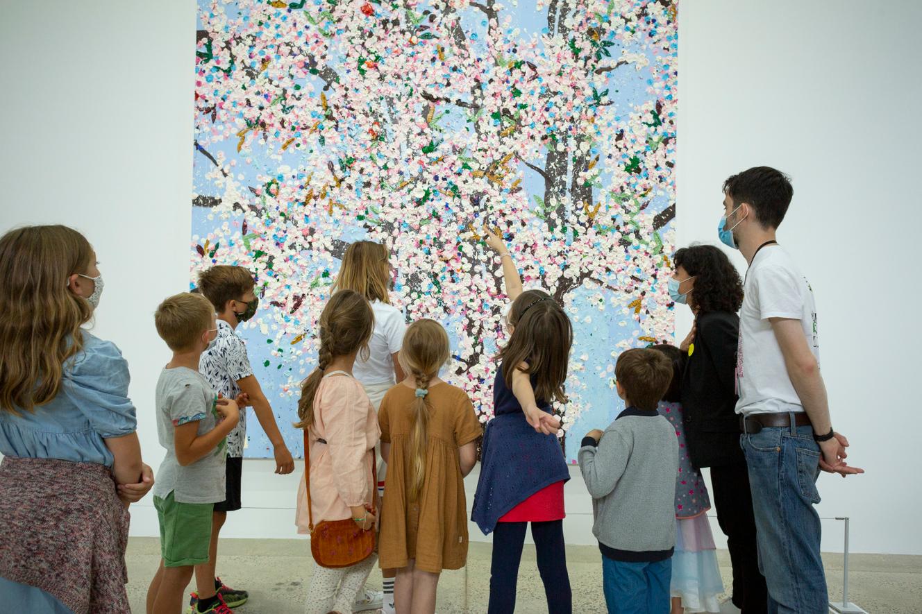 Atelier Couleurs fleuries par Elisa Géhin, dans le cadre de l’exposition consacrée à Damien Hirst, « Cerisiers en Fleurs », à la Fondation Cartier pour l’art contemporain, à Paris, en juillet 2021.