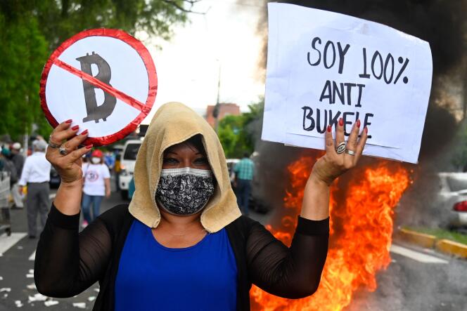Une manifestante proteste contre la circulation officielle du bitcoin au Salvador, et contre le président Nayib Bukele, à San Salvador, le 7 septembre 2021.
