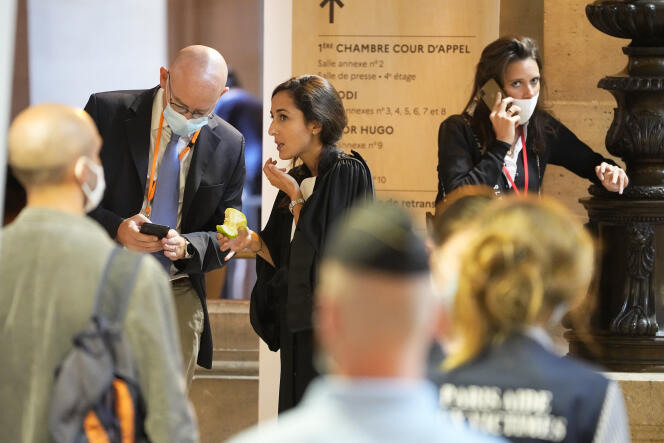 L’avocate de Salah Abdeslam, Olivia Ronen (au centre), dans la salle d’audience du procès, à Paris, le 8 septembre 2021.