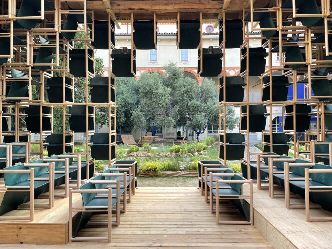 Le pavillon du Danemark à la Design Week de Milan : une construction à base  de chaises en bois et plastique récupérés qui devait être inaugurée, à l’origine, pendant les Jeux olympiques de Tokyo.