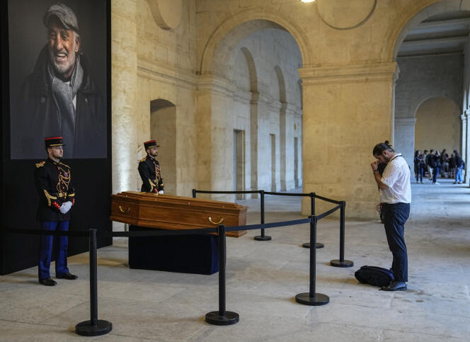 Un homme se recueille devant la dépouille de Jean-Paul Belmondo, à l’hôtel des Invalides, à Paris, le 9 septembre 2021.