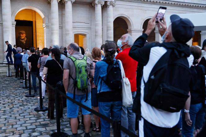 Plusieurs centaines de personnes attendent de rendre hommage à l’acteur Jean-Paul Belmondo, à l’hôtel des Invalides, à Paris, le 9 septembre 2021.