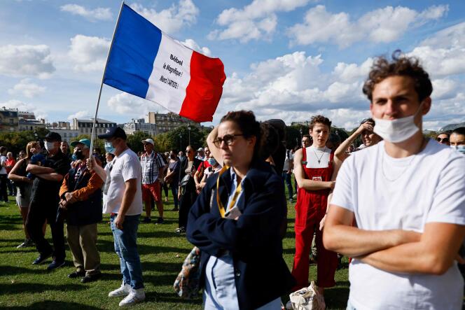 Un fan de Jean-Paul Belmondo brandit un drapeau bleu-blanc-rouge en hommage à 