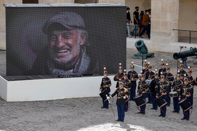 Un hommage national a été rendu jeudi 9 septembre dans la cour des Invalides, à Paris, à la mémoire du comédien Jean-Paul Belmondo.