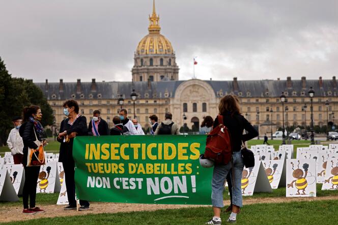 Manifestation d’apiculteurs contre l’usage de pesticides, à Paris, en septembre 2020.
