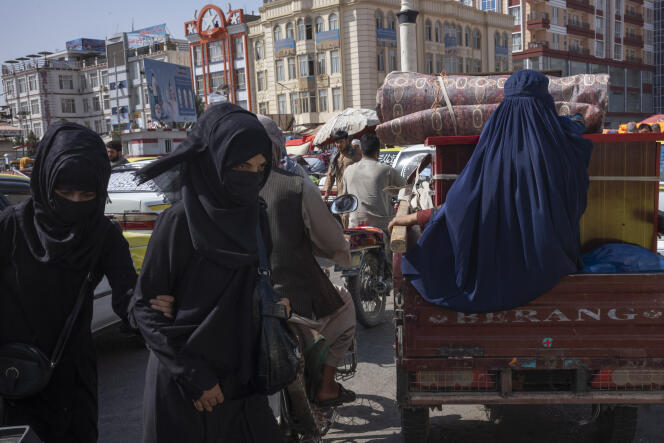 Au marché de Mazar-e Charif. Depuis l’arrivée des talibans, les femmes portent souvent la burqa même si celle si n’est pas, pour l’instant, obligatoire. Le 10 septembre 2021 à Mazar-e Charif, en Afghanistan.