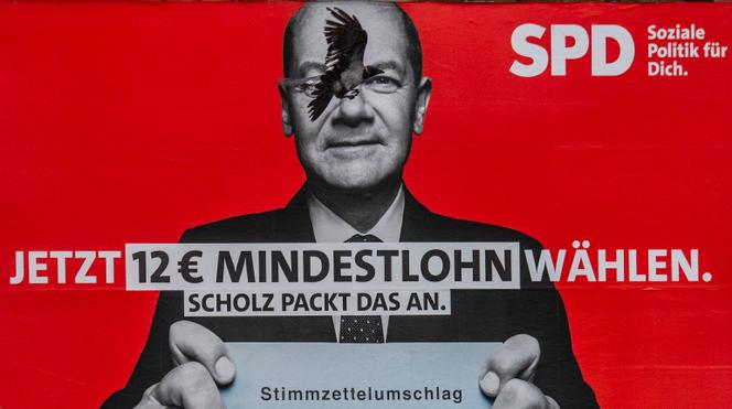 Affiche de campagne électorale pour un salaire minimum horaire à 12 euros du Parti social-démocrate (SPD) pour les législatives, à Berlin, le 23 août 2021.