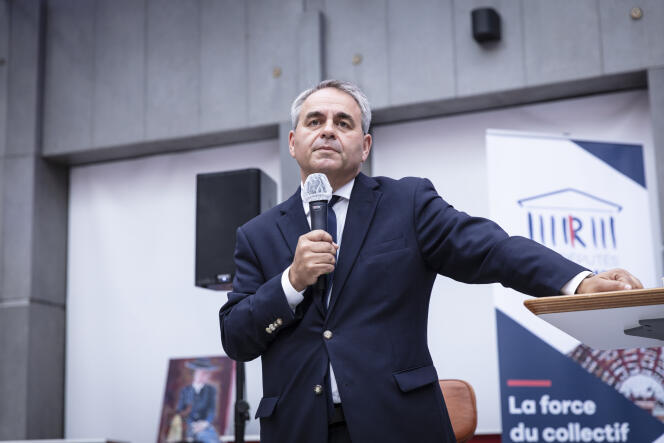 Le président de la région des Hauts-de-France et candidat à la présidentielle, Xavier Bertrand, devant les députés Les Républicains (LR) lors des journées parlementaires du parti, à Nîmes, le 10 septembre 2021.