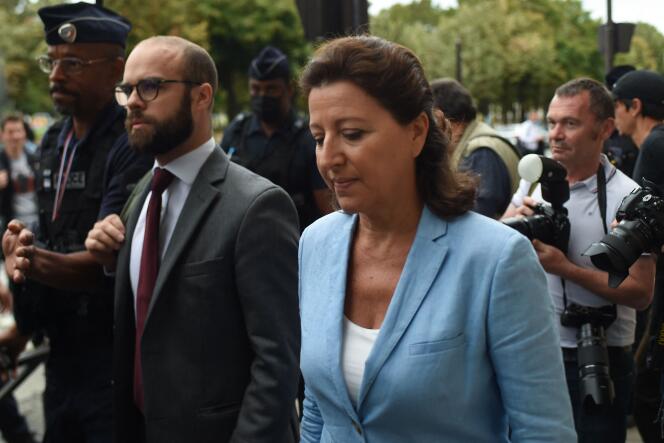 L’ex-ministre des solidarité et de la santé, Agnès Buzyn, arrivant à la Cour de justice de la République, le 10 novembre 2021.