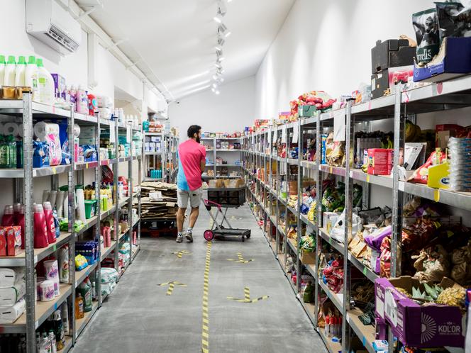 Un préparateur réunit les produits en rayon pour une commande dans un magasin Flink, à Paris, le 8 septembre 2021.