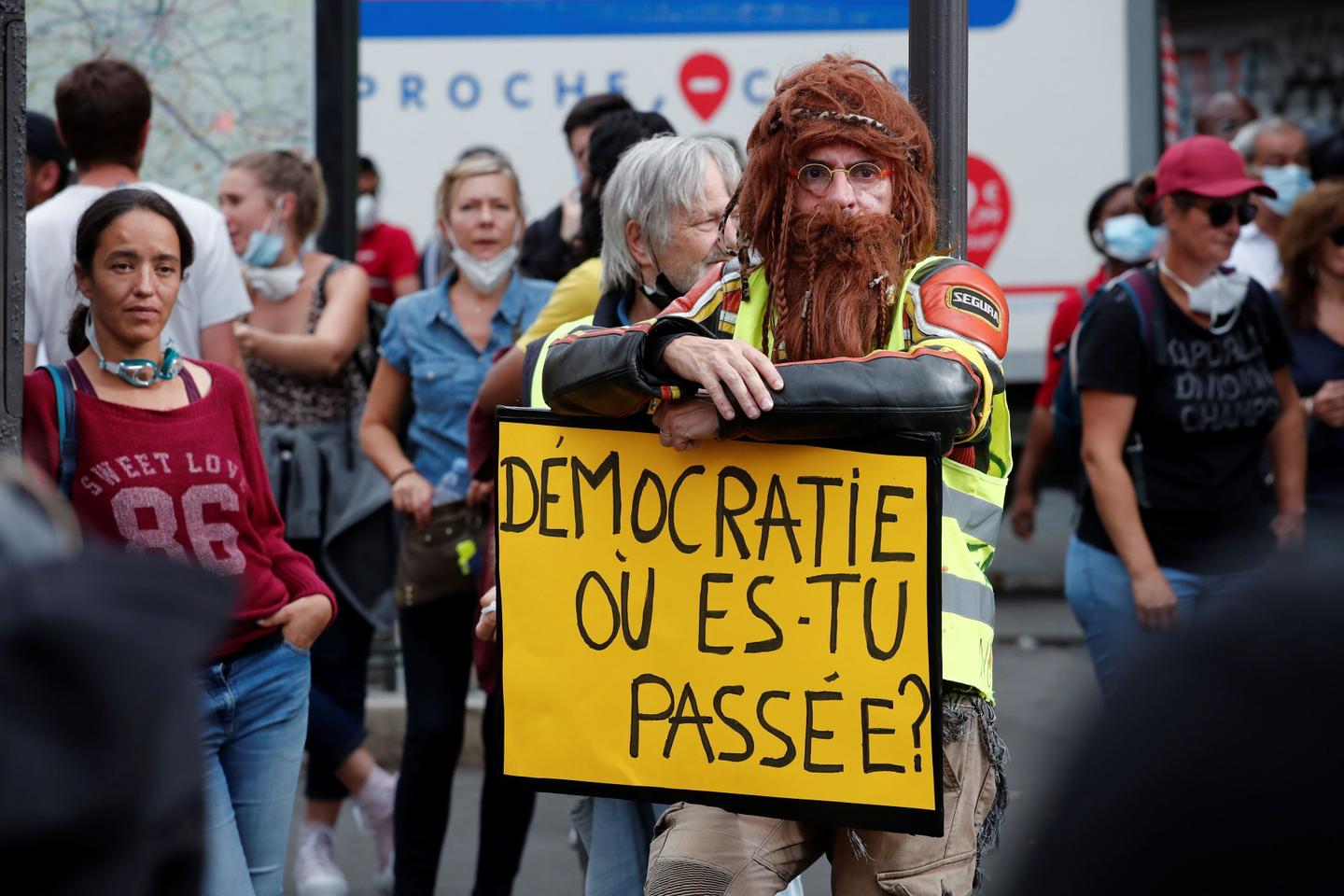 Contre le passe sanitaire, des milliers de personnes défilent sous la ...