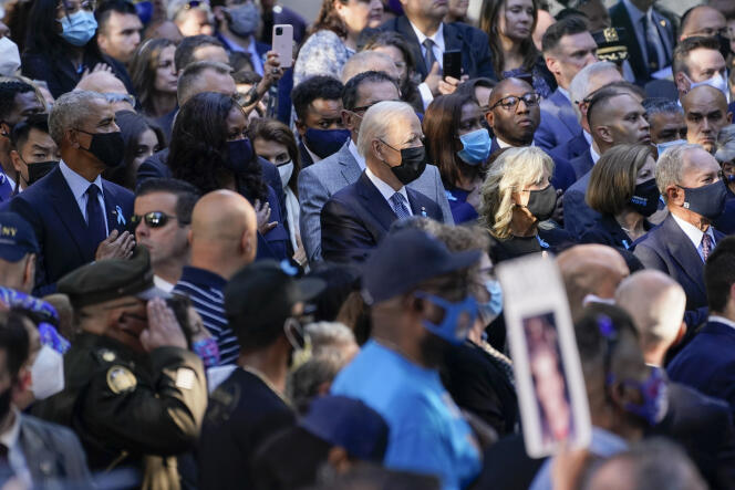 Le président américain Joe Biden et son épouse Jill se tiennent aux côtés de l’ancien président Barack Obama et de son épouse Michelle, lors de la cérémonie marquant le vingtième anniversaire des attentats du 11-Septembre, au mémorial de Manhattan, à New York, samedi 11 septembre 2021.
