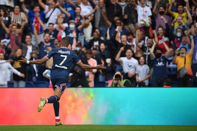 Kylian Mbappé celebrates his goal against Clermont at Parc des Princes on September 11, 2021.