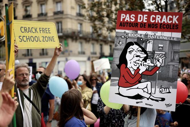 Des riverains manifestent, devant la mairie du 20e arrondissement, contre la potentielle ouverture d’une nouvelle salle pour les consommateurs de crack, le 11 septembre 2021, à Paris.