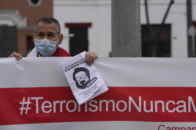 « Plus jamais de terrorisme », est-il écrit sur la banderole, lors d’une manifestation célébrant la mort du fondateur du Sentier lumineux, Abimael Guzman, à 86 ans, le samedi 11 septembre 2021, à Lima.
