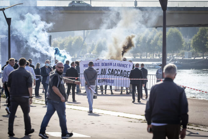 Des manifestants se sont réunis à Rouen pendant qu’Anne Hidalgo, maire de Paris, annonçait sa candidature à l’élection présidentielle.