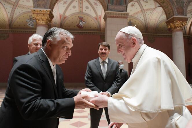 Le pape François salut le premier ministre hongrois, Viktor Orban, le 12 septembre 2021, à Budapest.