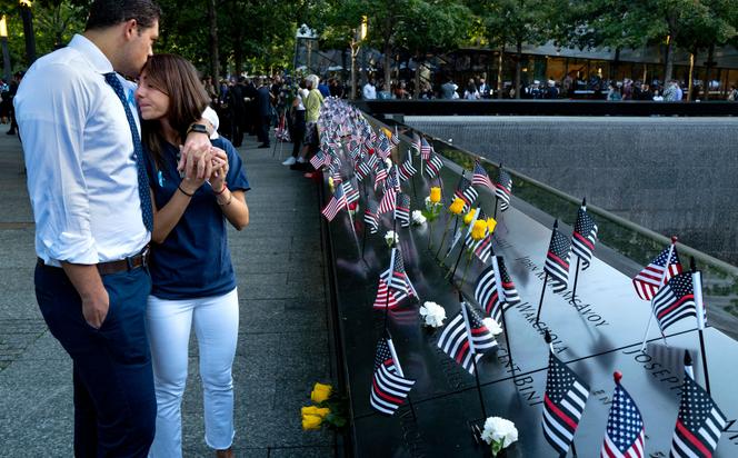 Katie Mascali et son fiancé Andre Jabban rendent hommage à Joseph Mascali, mort lors des attentats du 11-Septembre, devant le mémorial de Manhattan à New-York, le 11 septembre 2021.