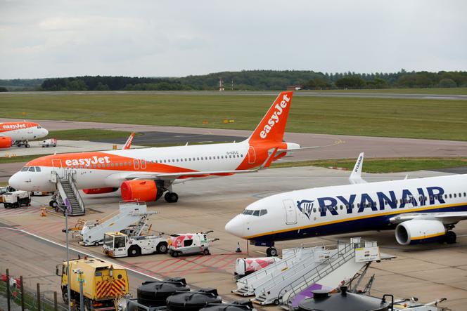 Un Airbus A320 d’easyJet et un Boeing 737 de Ryanair à l’aéroport de Luton (Angleterre), le 26 avril 2020.
