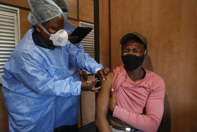 Vaccination à l’intérieur d’un train stationné dans la gare de Springs, à l’est de Johannesburg, le 25 août 2021.