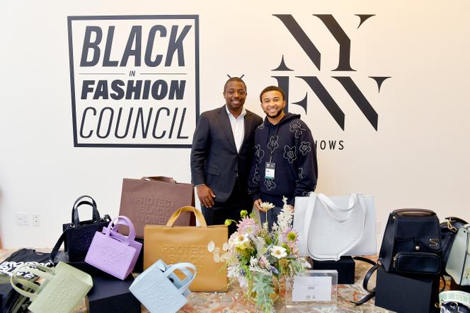 Le lieutenant-gouverneur de New York, Brian Benjamin (à gauche) et le designer de Cise, Blake Van Putten, dans les showrooms du Black In Fashion Council durant la fashion week de New York, le 12 septembre 2021.