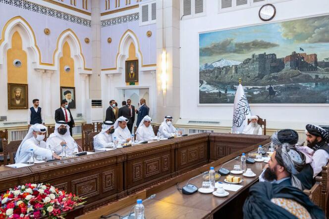 Le ministre des affaires étrangères qatari, Mohammed Ben Abderrahmane Al Thani (6e à gauche) rencontre le nouveau premier ministre afghan, le mollah Mohammad Hassan Akhund (au centre), à Kaboul le 12 septembre 2021.