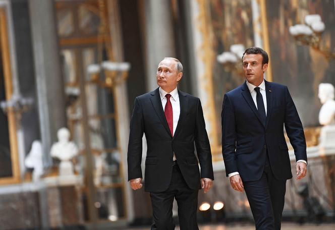Emmanuel Macron et Vladimir Poutine, au Château de Versailles, en mai 2017. Les présidents français et russe ont tous deux préfacé le catalogue de l’exposition Morozov, qui s’ouvre le 22 septembre à la Fondation Vuitton, à Paris.