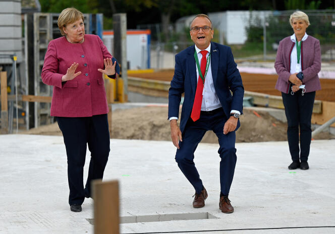 Bundeskanzlerin Angela Merkel (links) am 10. September in Templin (Brandenburg) an der Seite von Bürgermeister Detlef Tabbert und Landespräfektin Karina Dörk.
