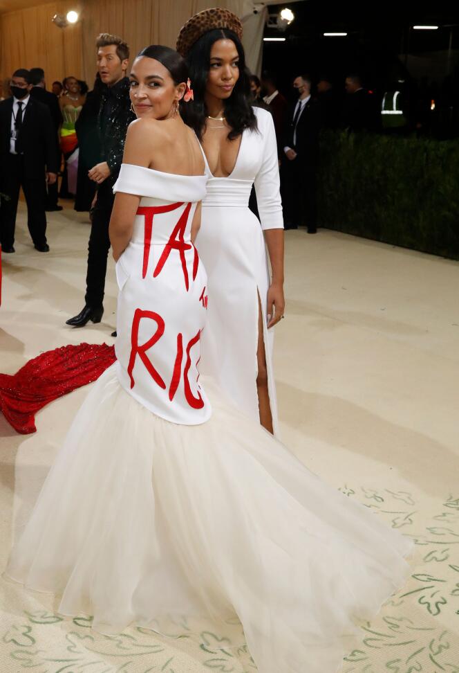 La représentante de New York au Congrès des Etats-Unis, Alexandria Ocasio-Cortez, dans sa robe « Tax the Rich » dessinée par la créatrice Aurora James, au gala du Metropolitan Museum, à New York, le 13 septembre 2021.