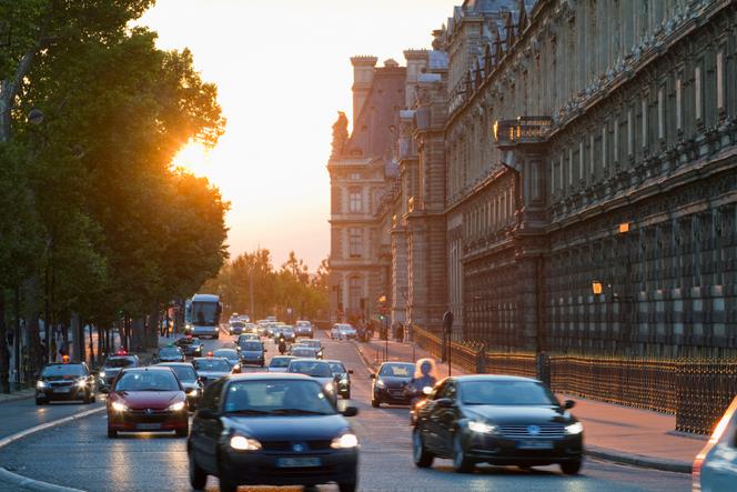 France, Paris, 1er arrondissement, Quai François Mitterrand le long de l'aile sud du Musée du Louvre, soir.
