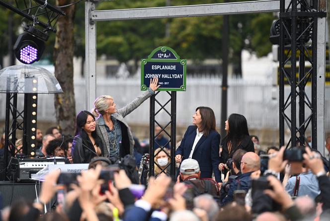 Laeticia Hallyday devant la plaque de l’esplanade Johnny-Hallyday, à Paris, le 14 septembre 2021.
