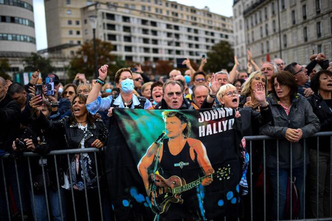 Des fans de Johnny Hallyday sur l’esplanade qui porte désormais son nom, à Paris, mardi 14 septembre 2021.
