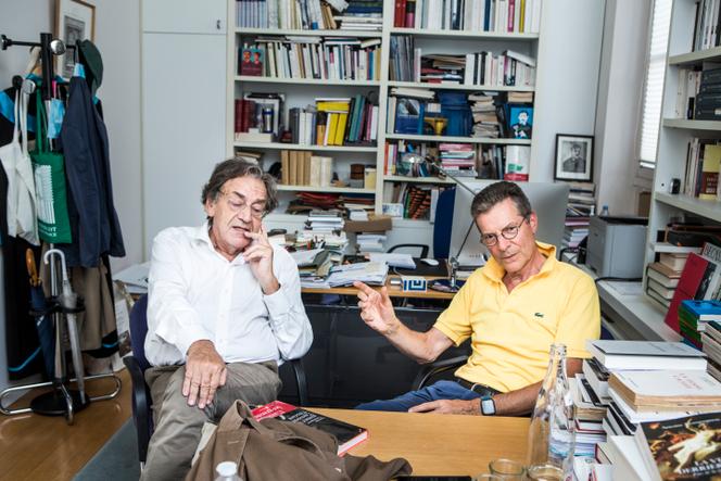 Alain Finkielkraut et Antoine Compagnon, dans le bureau de ce dernier au Collège de France, à Paris.