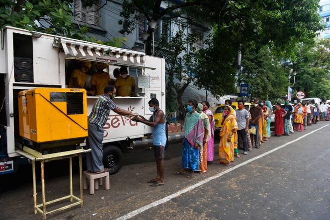 Distribution de nourriture à Calcutta, en Inde, le 23 mai 2021. Le pays compte 85 millions de personnes en plus vivant dans l’extrême pauvreté.