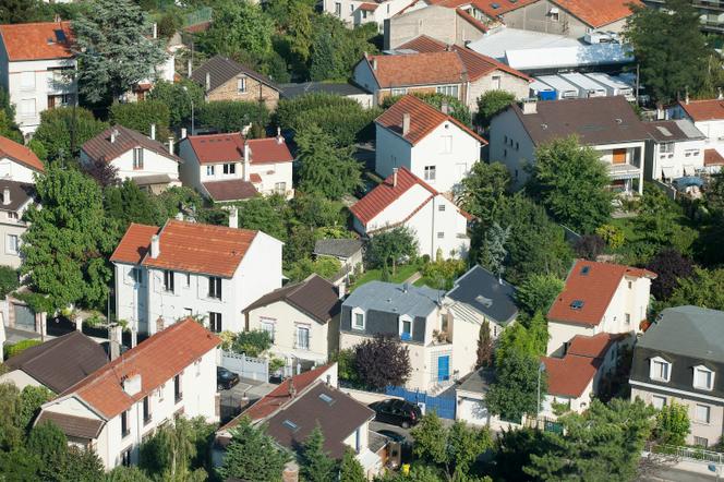 Dans la banlieue parisienne.