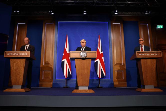 Le premier ministre britannique, Boris Johnson (au centre), aux côtés de Chris Whitty, son conseiller médical en chef, et de Patrick Vallance, conseiller scientifique en chef du gouvernement, le 14 septembre 2021 à Downing Street.