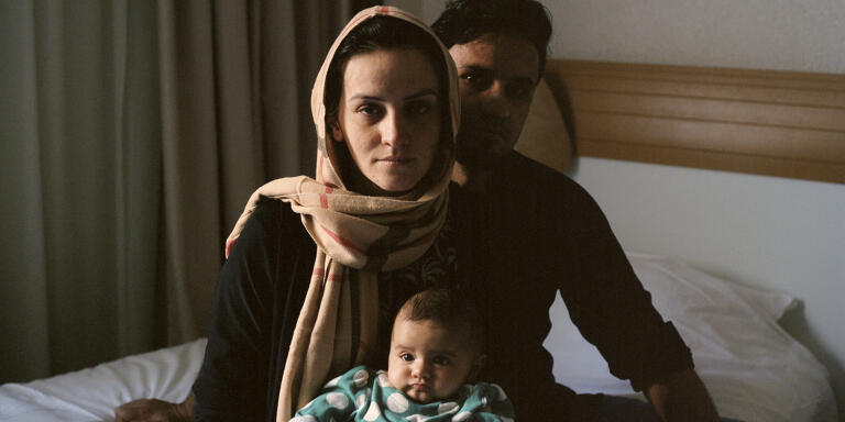 France, Bagnolet, 8 Septembre 2021, portrait d'Azimullah, sa femme Tanweir et leur bébé Hasti réfugiés afghans 