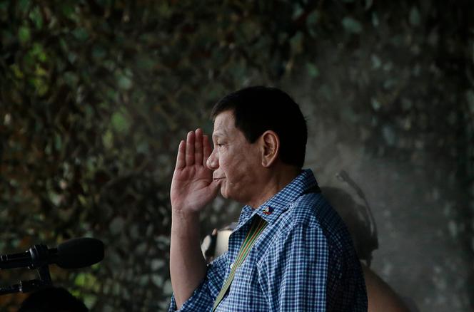 Rodrigo Duterte, então presidente das Filipinas, saúda soldados durante cerimônia em Manila, 13 de dezembro de 2018.