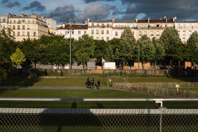 Une patrouille de la police municipale dans le jardin d’Eole à Paris, le 19 mai 2021, après sa fermeture au public pour éviter l’afflux d’usagers de crack.