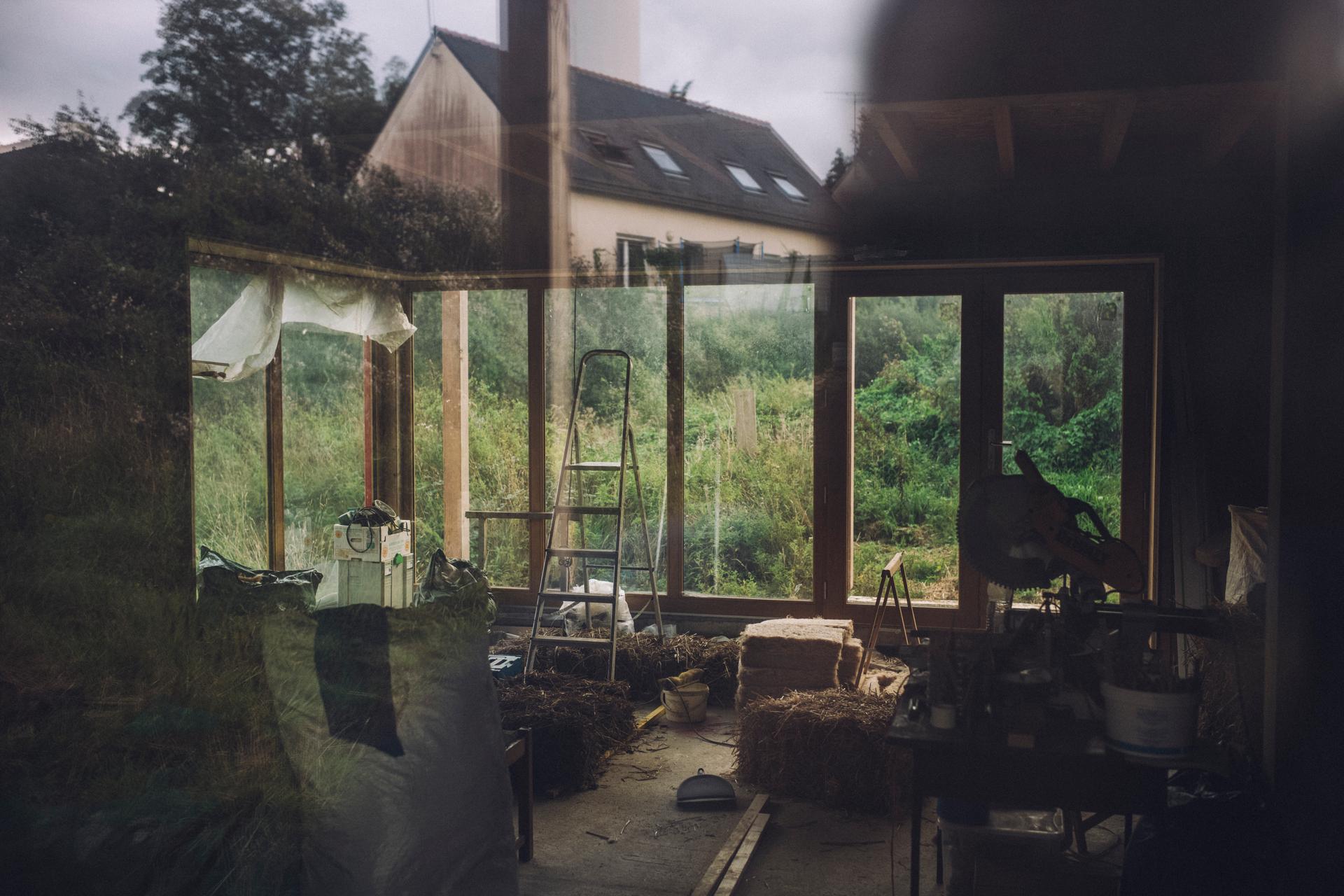 Voici la future pièce de vie de la famille Brécard-Schultz, sur le chantier de l'habitat participatif à Riec-sur-Bélon (Finistère), le 14 septembre 2021.