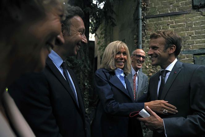 Le président Emmanuel Macron et son épouse Brigitte, ainsi que Stephane Bern lors de la visite de la maison de Marcel Proust à Illiers-Combray, le 15 septembre 2021.