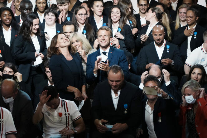 Emmanuel Macron au milieu des athlètes médaillés des Jeux olympiques et paralympiques, à l’Elysée, le lundi 13 septembre 2021.