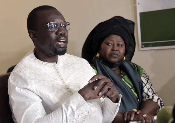 L’opposant sénégalais Ousmane Sonko avec la présidente des femmes de son parti, Maïmouna Dieye, à Dakar, le 16 mars 2021.