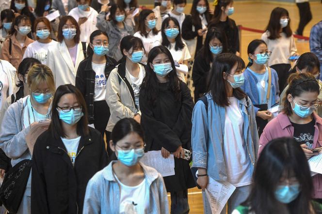 Des étudiants patientent à l’université de Wuhan (Chine) pour recevoir une dose de vaccin contre le Covid-19, le 27 avril 2021.