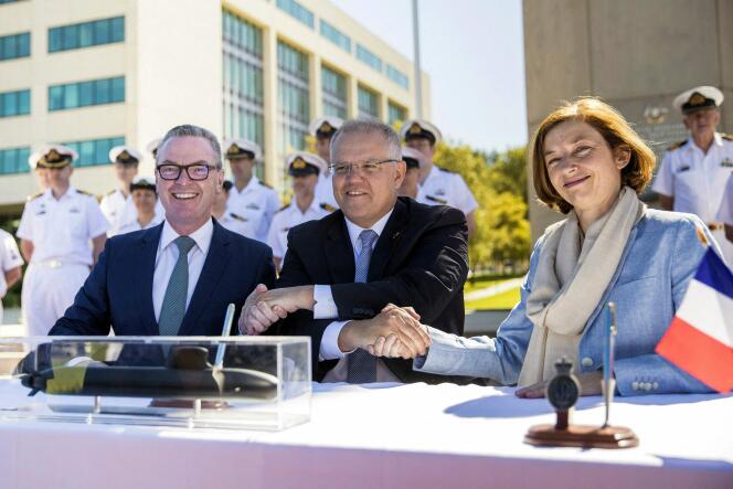 Le premier ministre australien, Scott Morrison (au centre), serre les mains du ministre de la défense australien, Christopher Pyne, et de la ministre de la défense française Florence Parly, le 11 février 2019, lors de la signature d’un contrat pour douze sous-marins de fabrication française.