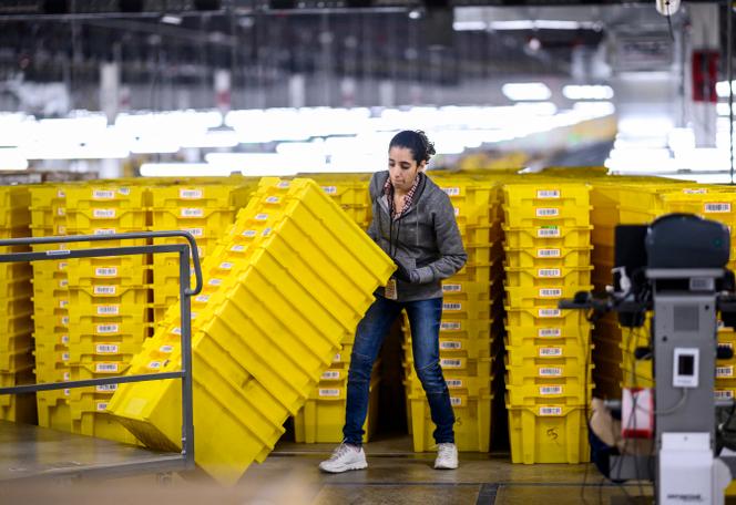 Une femme travaille dans un hangar de distribution Amazon, à New York, le 5 février 2019.