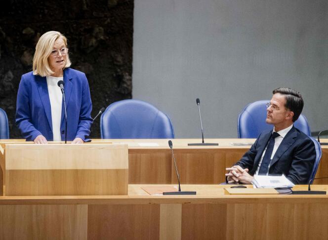 Minister van Buitenlandse Zaken Sigrid Cock heeft op 16 september 2021 in de Tweede Kamer in Den Haag zijn ontslag aangeboden aan premier Mark Rudd.