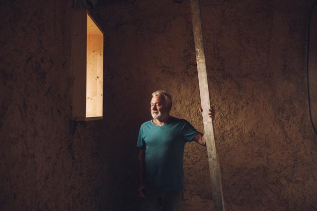 Claude Bonin, 73 ans, dans son appartement aux murs en paille et terre, à Riec-sur-Bélon (Finistère), le 14 septembre 2021.